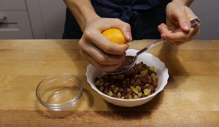 Umiješajte kuhanu vodu i opranu grožđicu, pomiješajte s sokom od naranče.