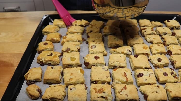 Grasa ang bahagyang cooled cookies na may tinunaw na mantikilya.