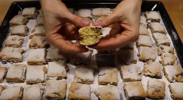 Saupoudrez nos biscuits de Noël avec du sucre en poudre.