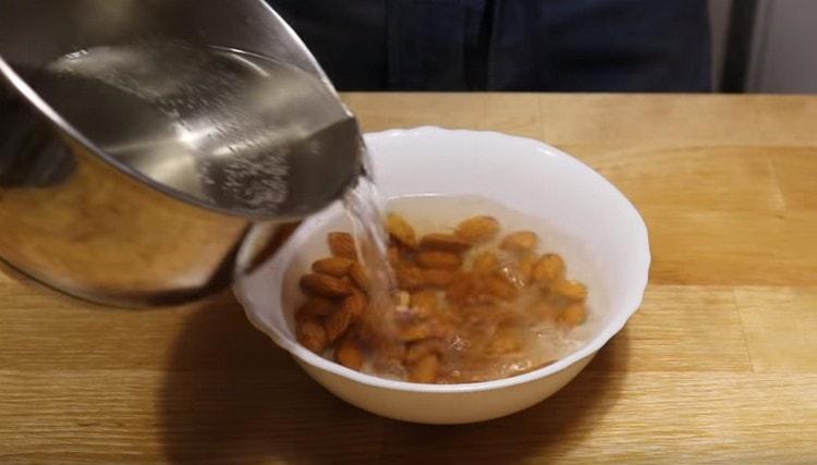 Verser les amandes avec de l'eau bouillante.