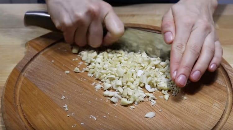 Nous hachons les amandes préparées avec un couteau.