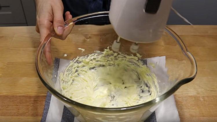 Séparément, battez le beurre avec un mélangeur.