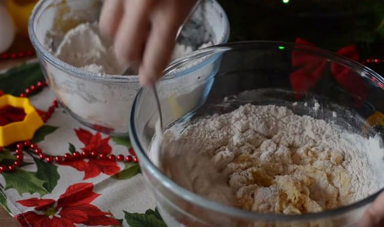 Ajouter la farine par morceaux, pétrir la pâte.