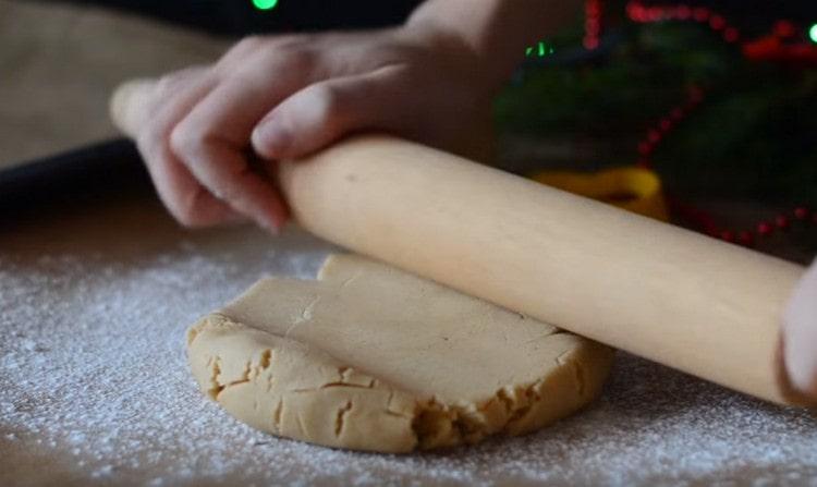 Abaisser la pâte assez finement.