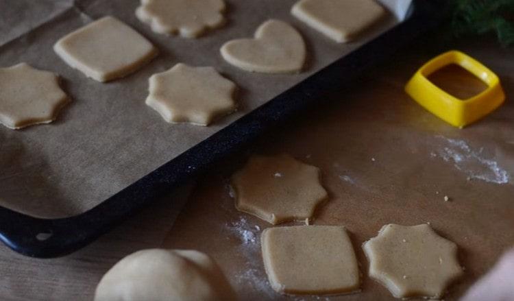 Cambiamos las galletas a una bandeja para hornear cubierta con pergamino.