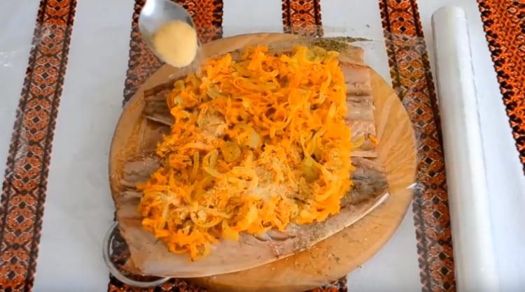 Saupoudrer une couche de légumes avec une cuillère de gélatine.