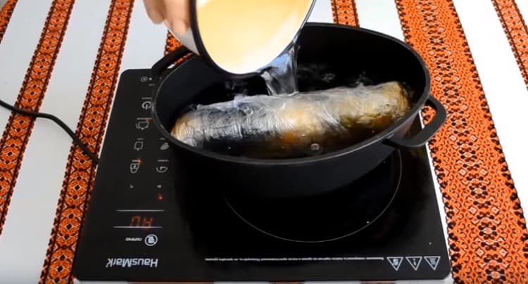 Pour the roll with water, bring to a boil and cook for 20 minutes.