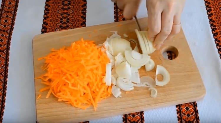 Rallar las zanahorias y cortar las cebollas en medio aros.