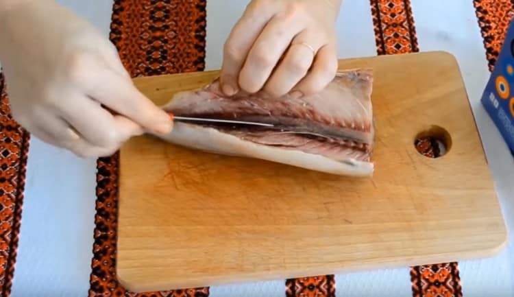 Carefully cut the fillet from the ridge.