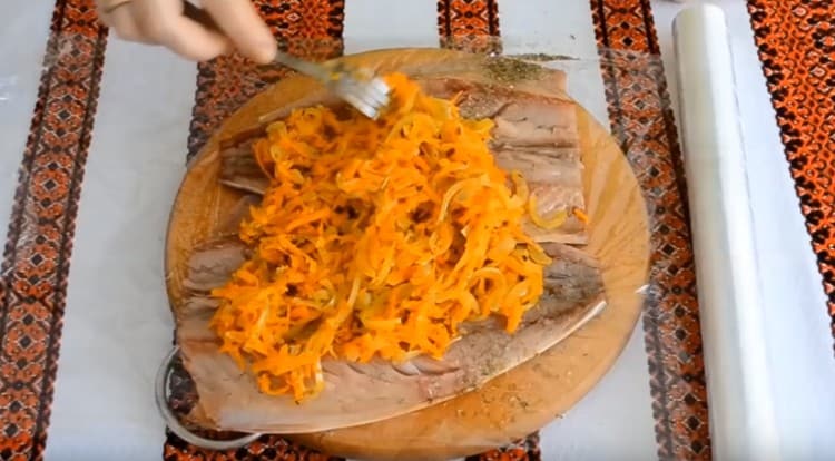 Encima del filete, extienda las verduras salteadas.