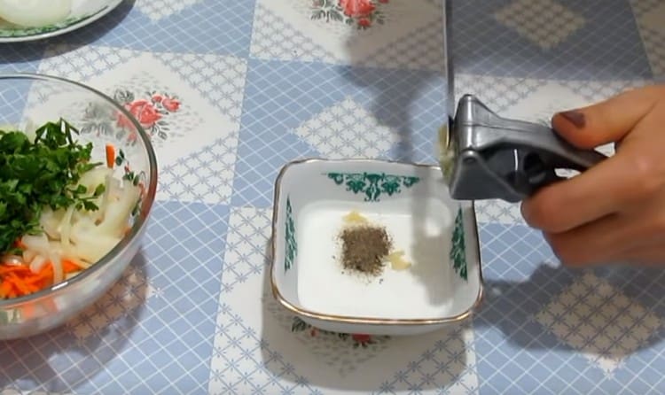 Kyslá smotana zmiešajte so soľou, korením, cesnakom.
