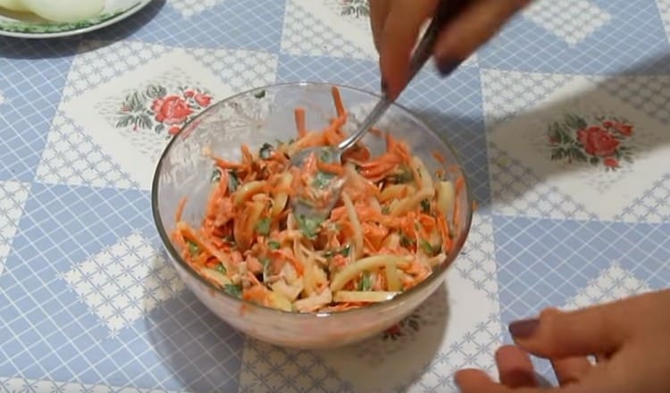 Mix all the vegetables except the onion chopped with rings and sour cream.