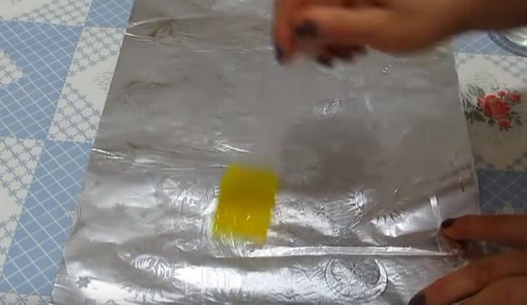 Grease the foil with vegetable oil.