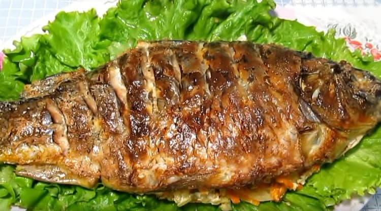 El pescado al horno, cocinado según esta receta, es muy sabroso.
