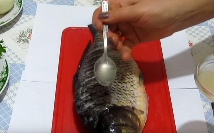 Water carp with lemon juice.