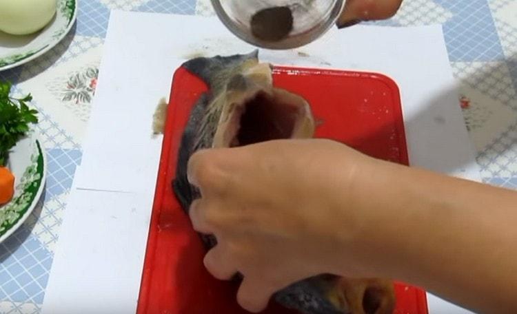Inside, you also need to salt and pepper the fish to taste.