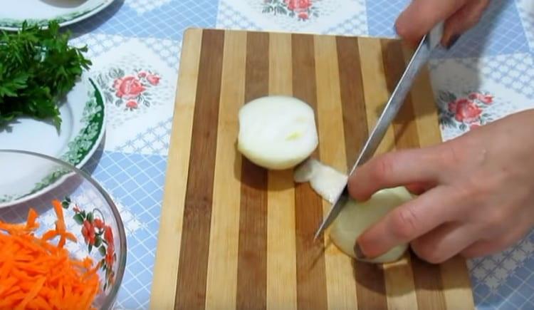 Chop the onion into quarter rings.