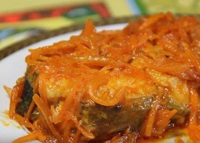 How to learn how to cook delicious fish in the oven with carrots and onions