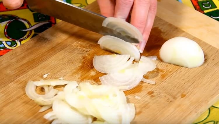 Cut the onion in half rings.