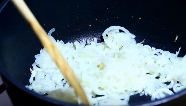 Faites frire l'oignon dans une casserole jusqu'à ce qu'il soit tendre.