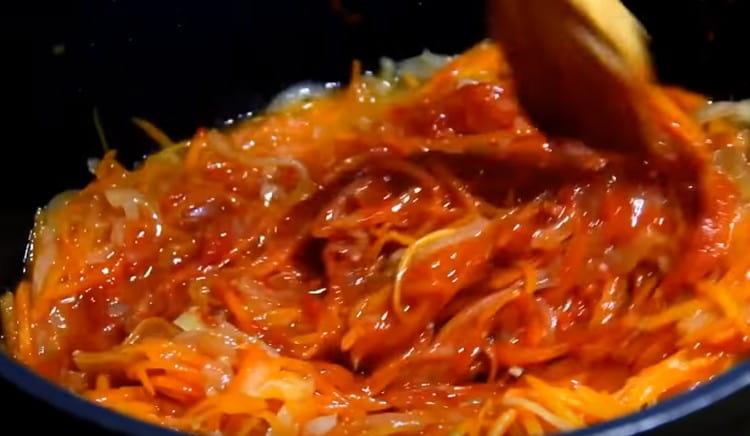 Ajouter la pâte de tomates et l'eau.