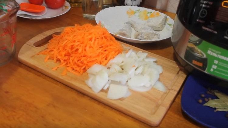 Cortamos las cebollas en medio aros y tres zanahorias en un rallador.