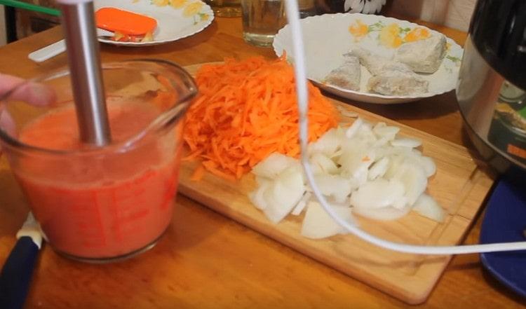 Grind tomatoes in a blender.