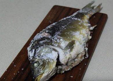 Apetitoso pescado en sal en el horno: una receta muy original con una foto.