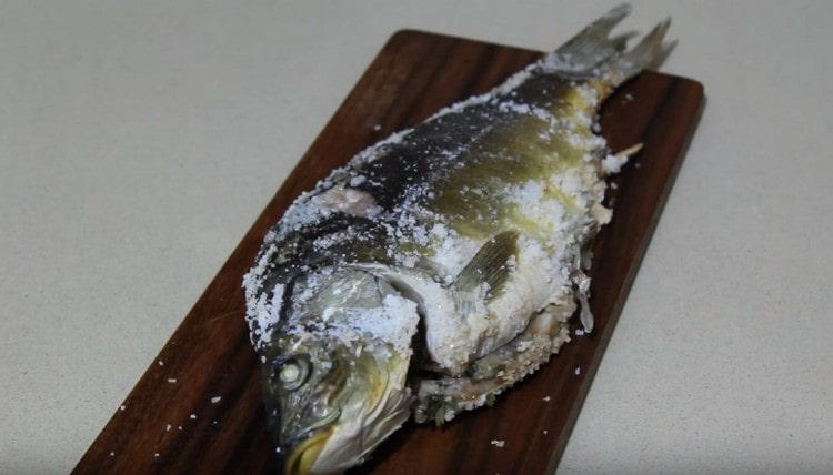 El pescado en sal en el horno se vuelve jugoso y muy sabroso.