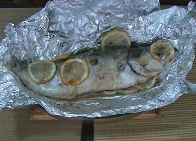 Muy sabroso pescado en papel de aluminio en el horno: cocinamos según una receta paso a paso con una foto.