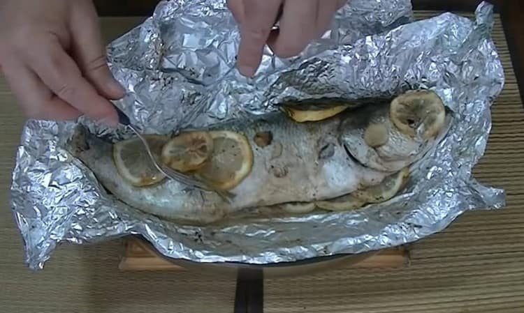 El pescado en papel de aluminio al horno, cocinado según esta receta, resulta fragante y muy sabroso.