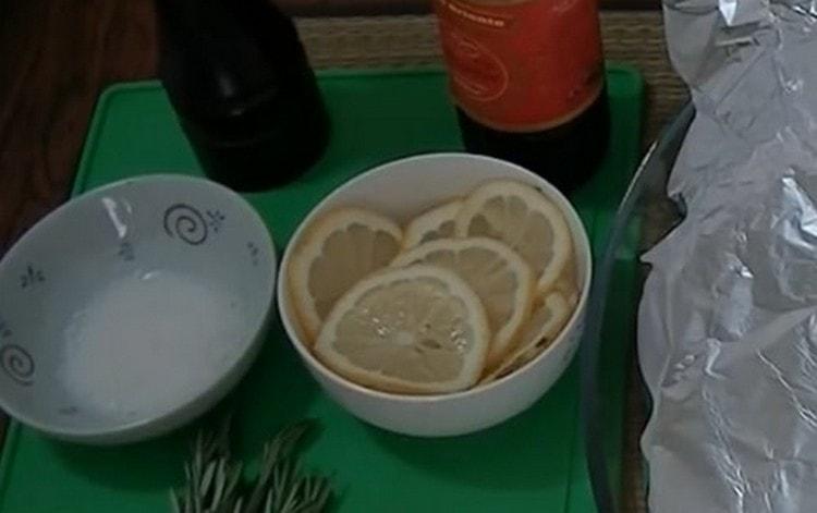 Cut lemon into circles.