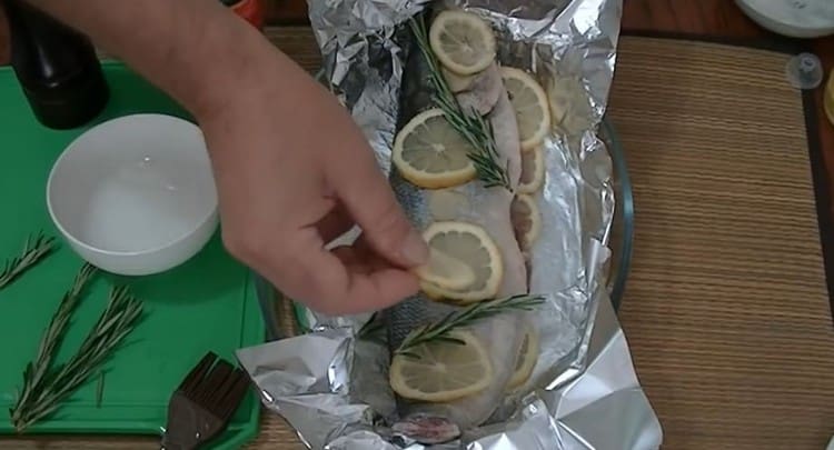 On top of the fish, we also lay out the remaining lemon, ginger and rosemary.