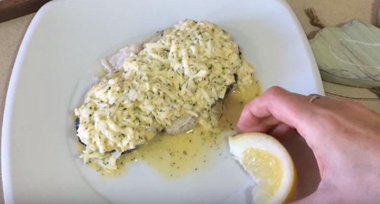El pescado polaco se sirve tradicionalmente con una rodaja de limón.