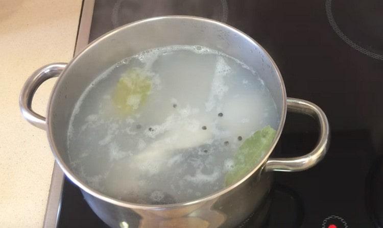 In the process of cooking we add pepper, bay leaf to the fish.