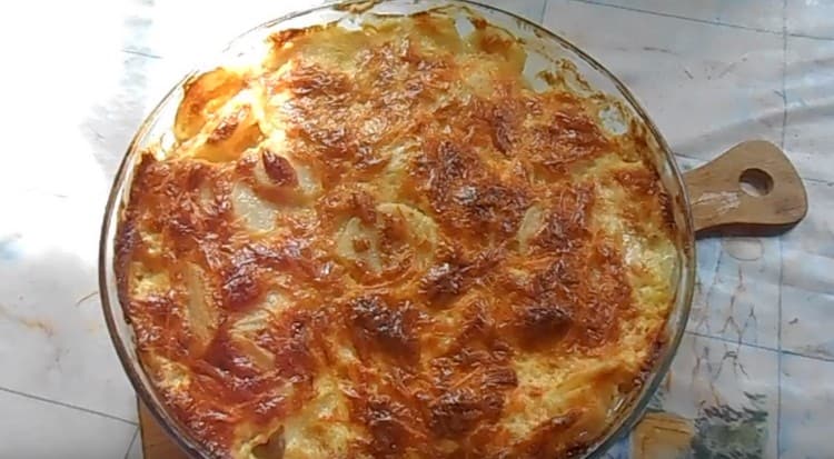 Después de hornear en el horno, el plato adquiere una deliciosa corteza rojiza.