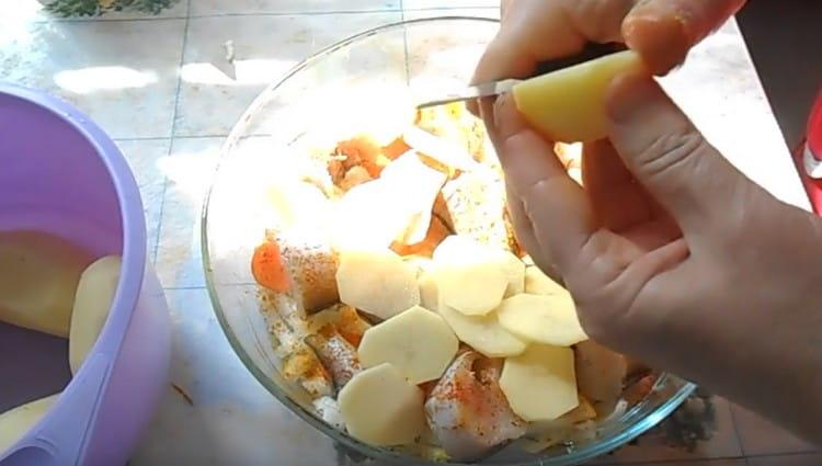 Encima del pescado coloque las papas en rodajas.