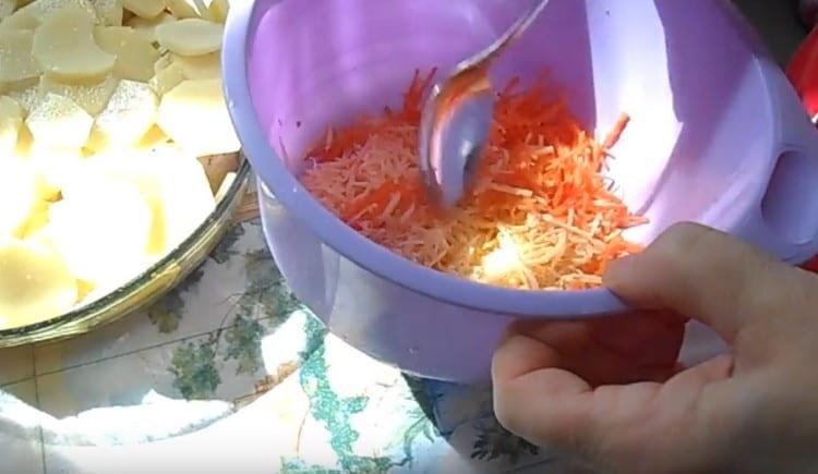 Three carrots on a grater and mix with grated cheese.