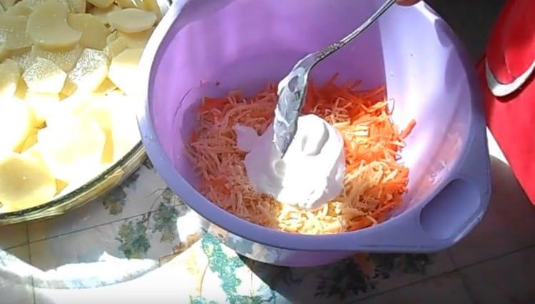 Agregue salsa de crema agria a las zanahorias y al queso.