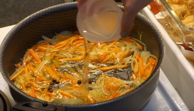 Nous plantons du vinaigre dans de l'eau et ajoutons aux légumes.