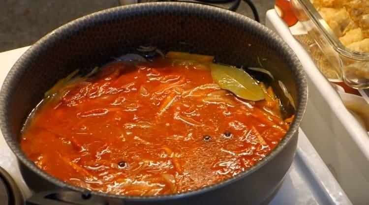 Tilsæt tomatpuré, peberkorn, laurbærblad i sausen.