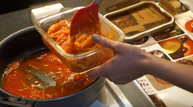 El pescado debajo de la marinada debe permanecer en el refrigerador y remojarse.