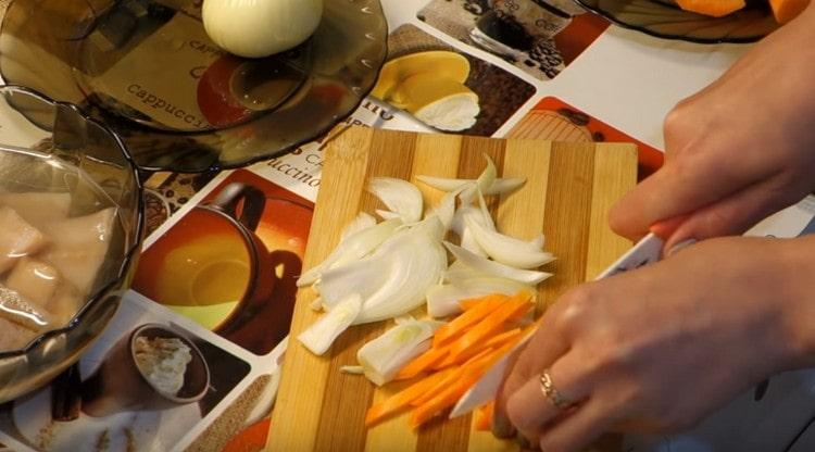 Cortar en tiras las zanahorias y las cebollas.