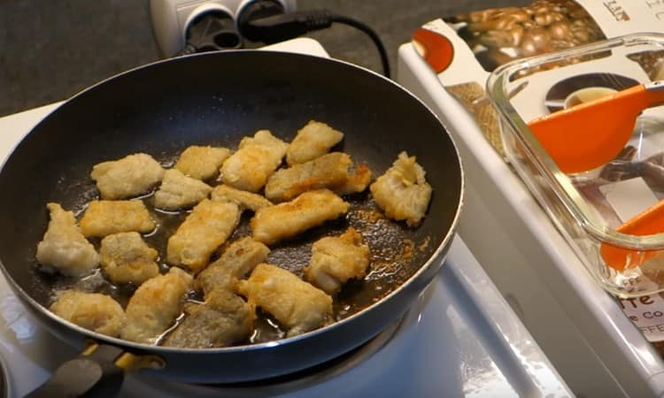 Enrolle cada pedazo de pescado en harina, fríalo en una sartén.