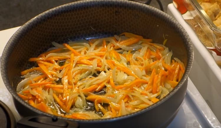 Agregue las zanahorias a la cebolla en la sartén.