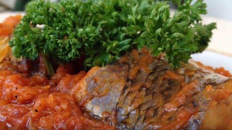 Le poisson sous la marinade de carottes est un plat totalement indépendant.