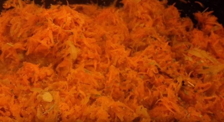 Agregue las zanahorias a la sartén a la cebolla.
