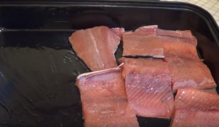 Put the pieces of fish in a baking sheet.