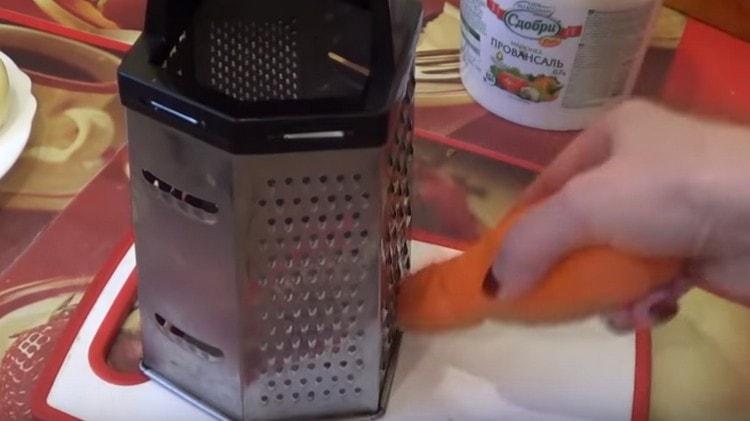 Rub the carrots on a grater.