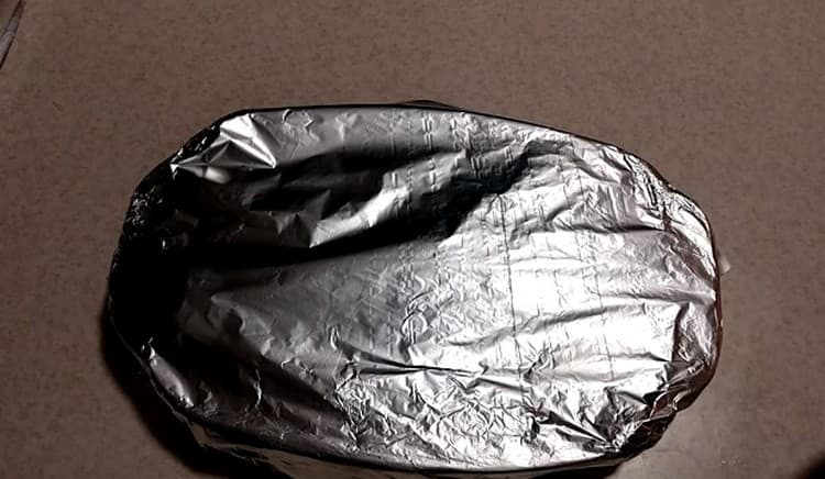 Tightly covering the form with foil, send it to the oven.